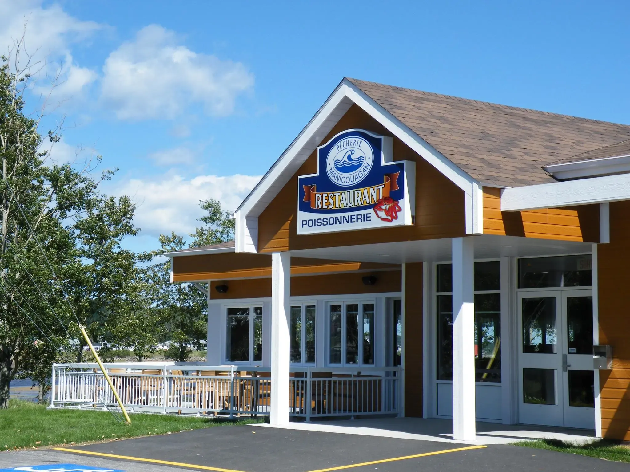 Vue extérieure de la façade du restaurant Poissonnerie Les Escoumins