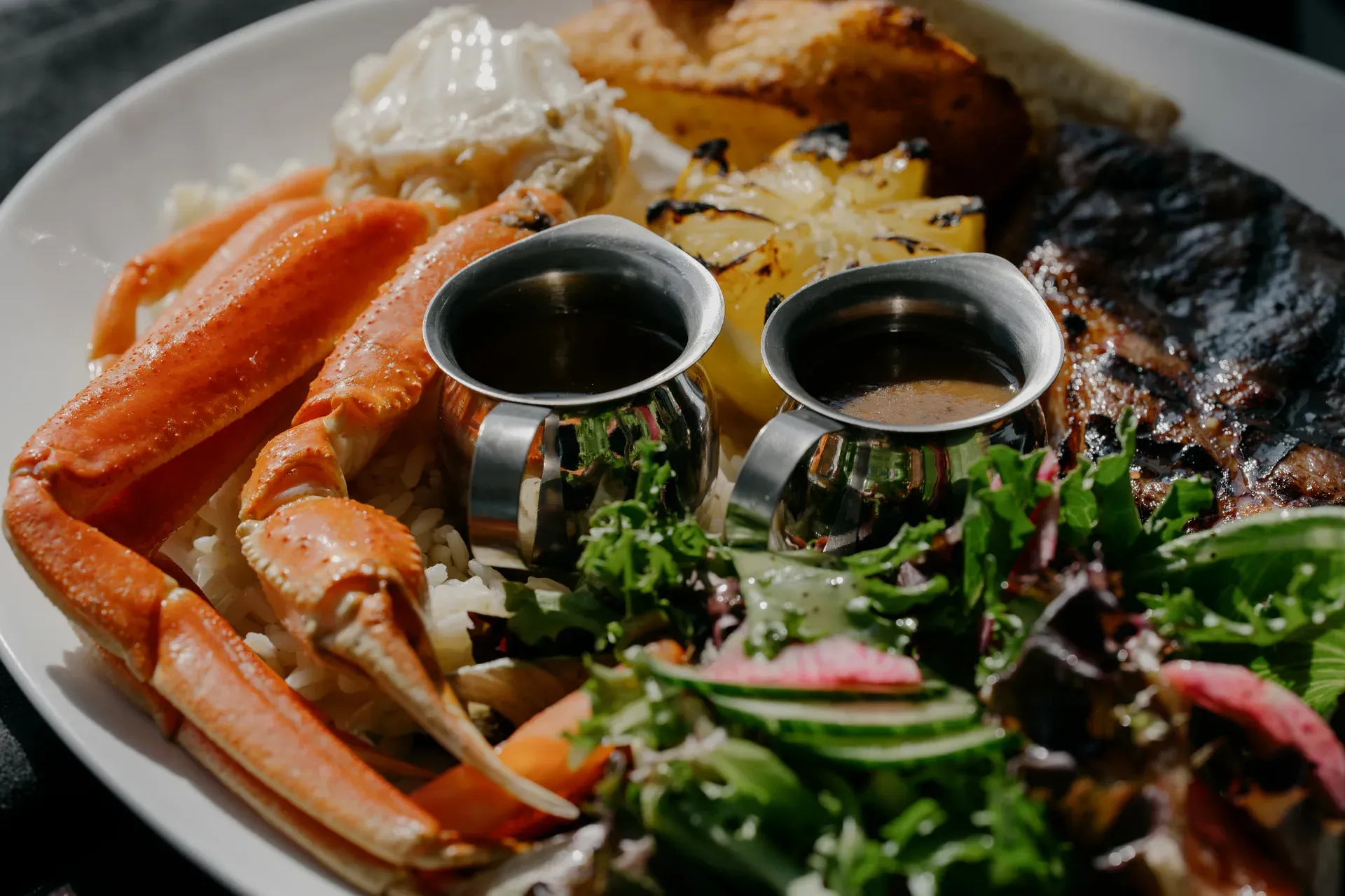 Assiette mixte crabe et steak grillé avec salade
