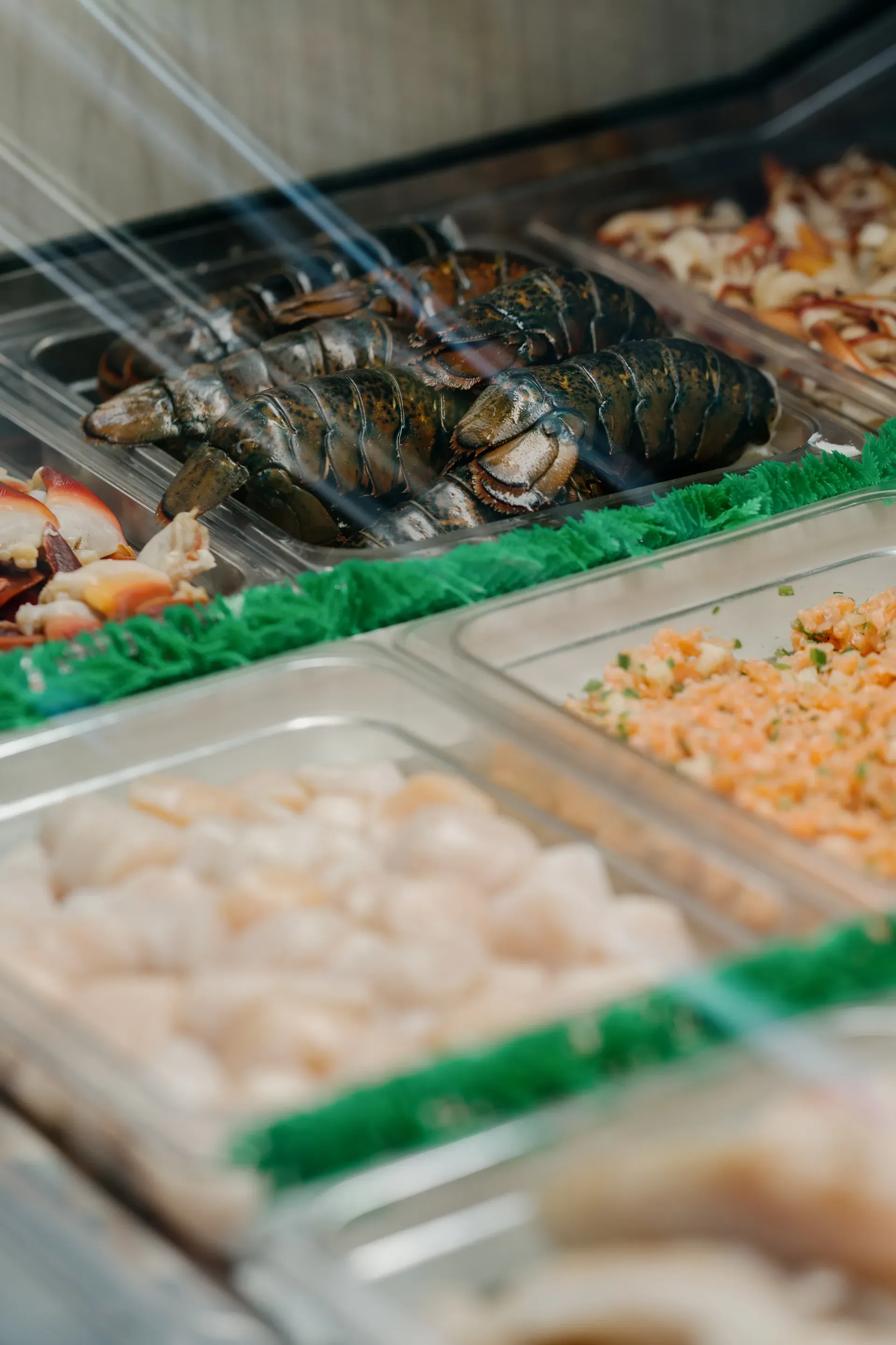 Comptoir de queues de homard et pétoncles en vrac