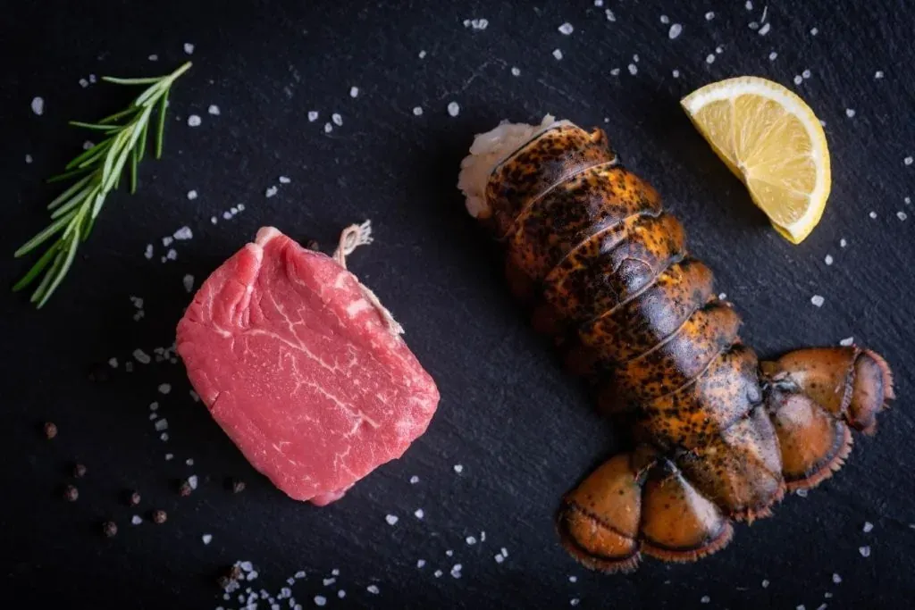 Filet mignon et queue de homard sur ardoise, plat terre et mer