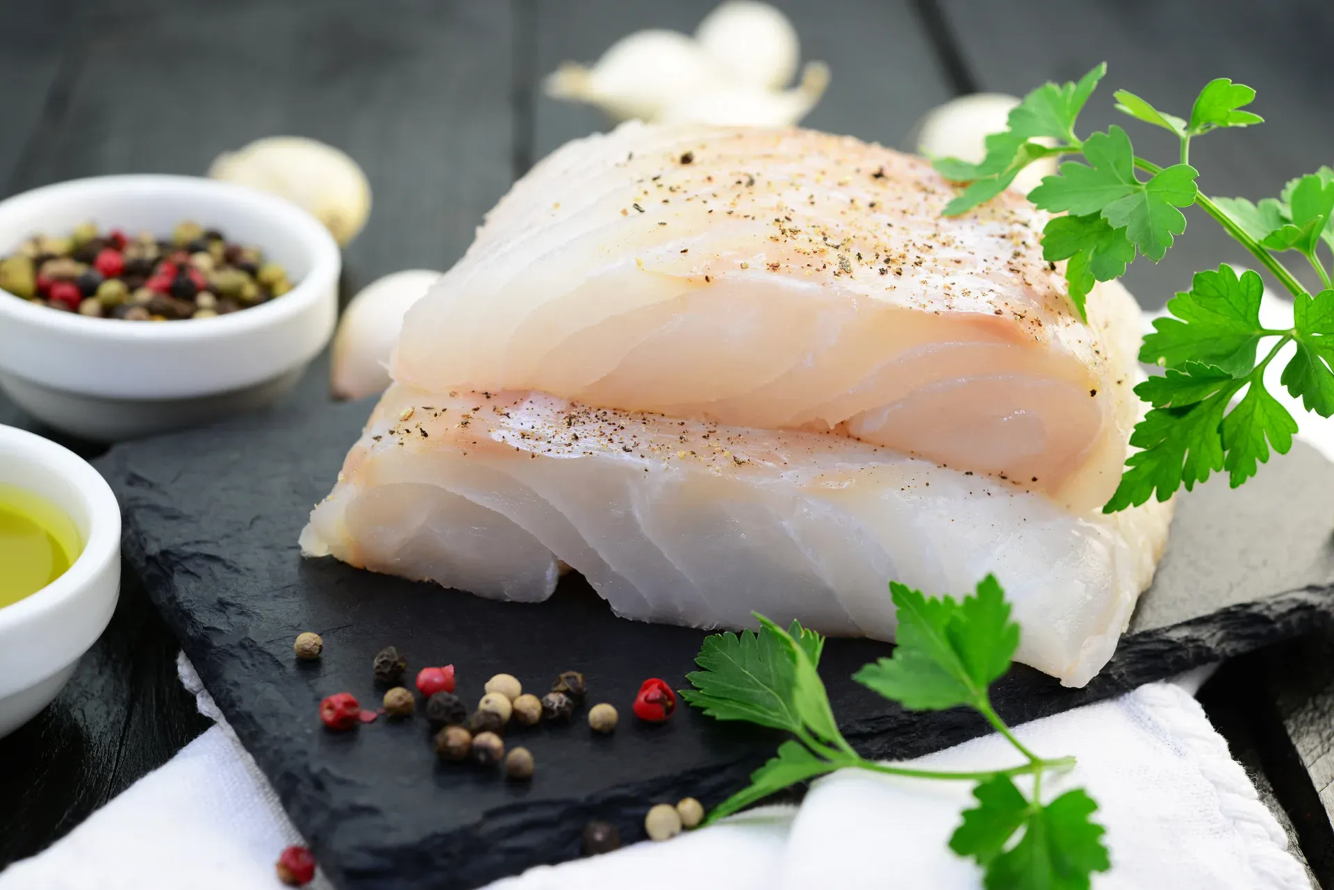 Filets de flétan crus sur ardoise, Poissonnerie Les Escoumins