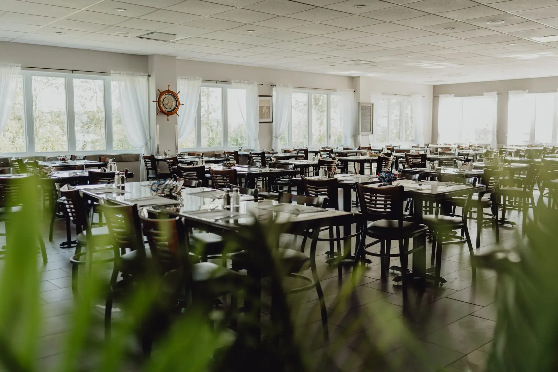Salle du restaurant de fruits de mer Pêcherie Manicouagan aux Escoumins avec vue sur le fleuve Saint-Laurent