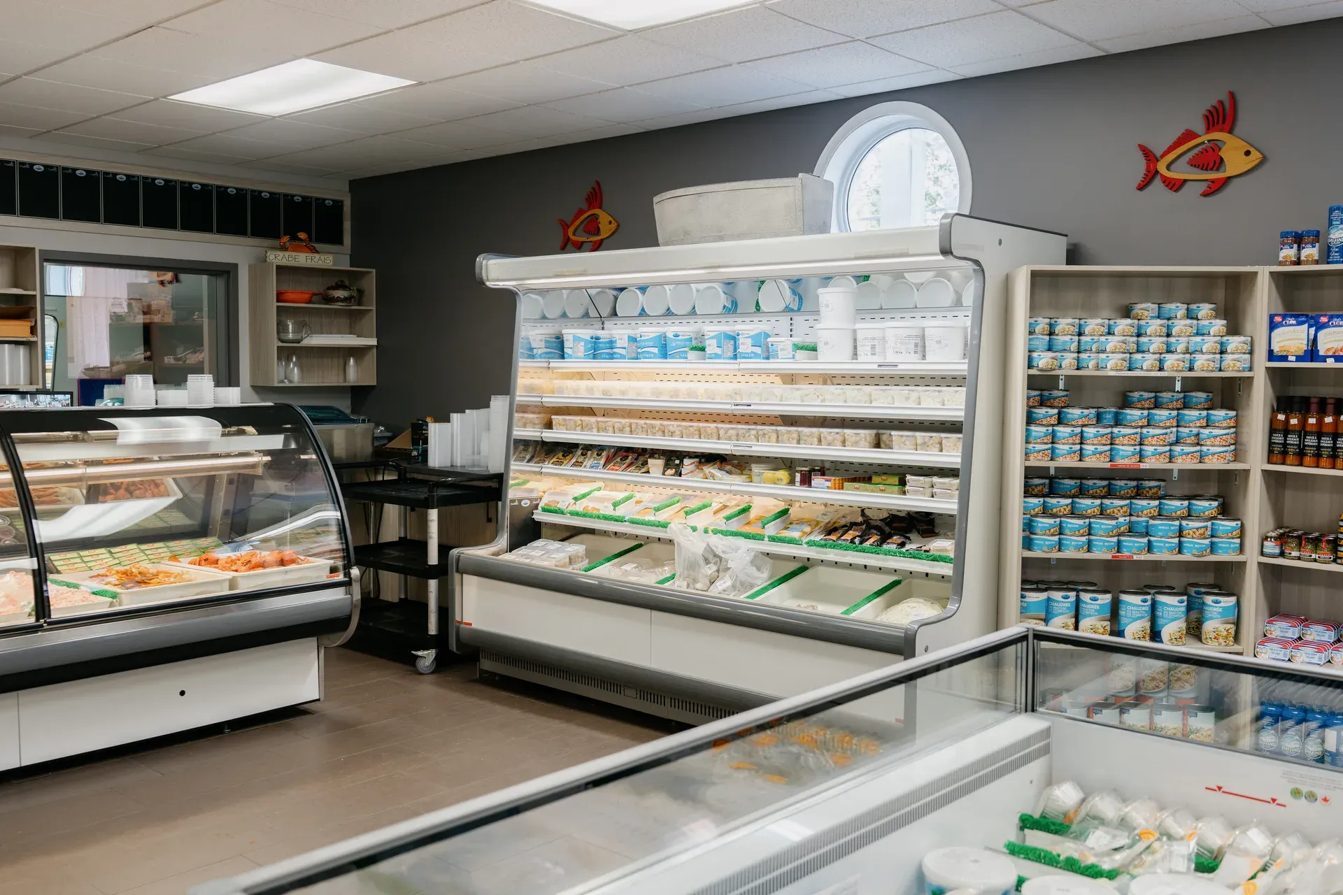 Intérieur de la boutique et comptoir réfrigéré, Poissonnerie Les Escoumins