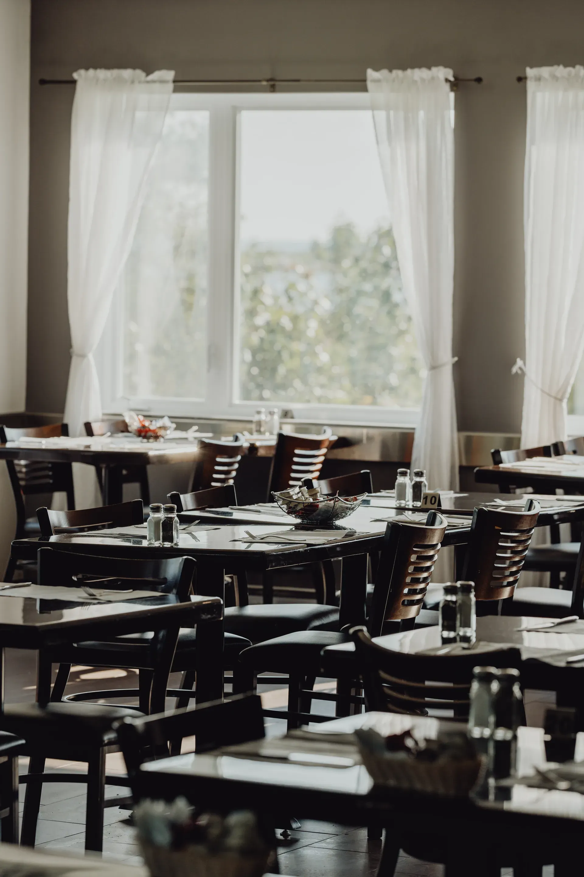 Salle de réception avec tables et chaises dressées pour un événement, Les Escoumins