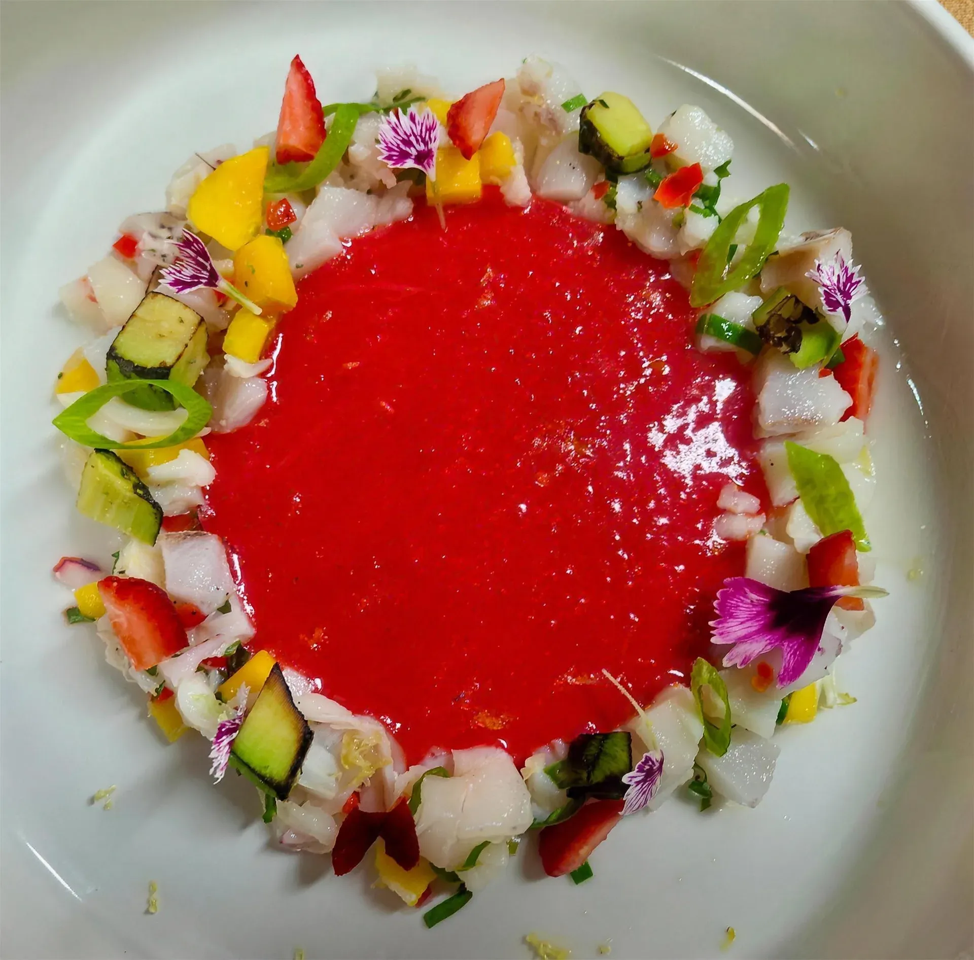 Tartare du jour au coulis de fraise, mangue, avocat et fleurs comestibles